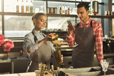 male-and-female-bartenders-at-coffee-shop-counter-8MJKAW4-365-244