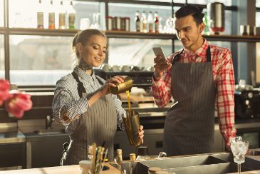 male-and-female-bartenders-at-coffee-shop-counter-8MJKAW4-365-244